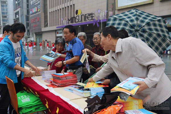 西瑪集團參加“西安市二00六年春節(jié)向城鄉(xiāng)特困戶送溫暖、獻愛心聯(lián)合大行動”活動。